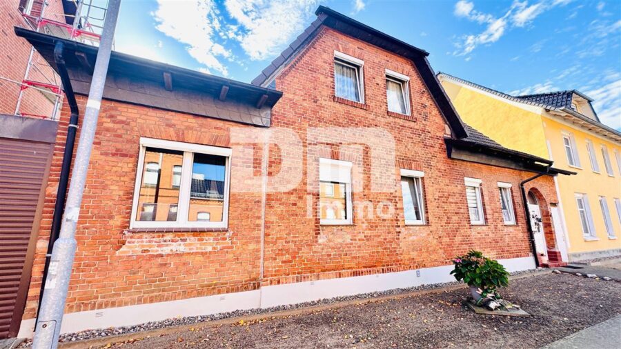 Solides Ein- bis Zweifamilienhaus mit großer Terrasse, Nebengebäude und opulenten Gartenbereich - Frontansicht